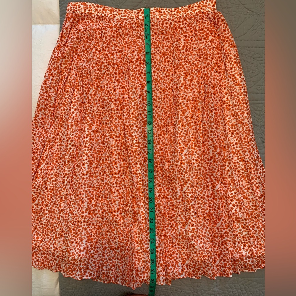 J Crew Skirt. Knee length. Size 8. Great used condition. - Picture 4 of 5